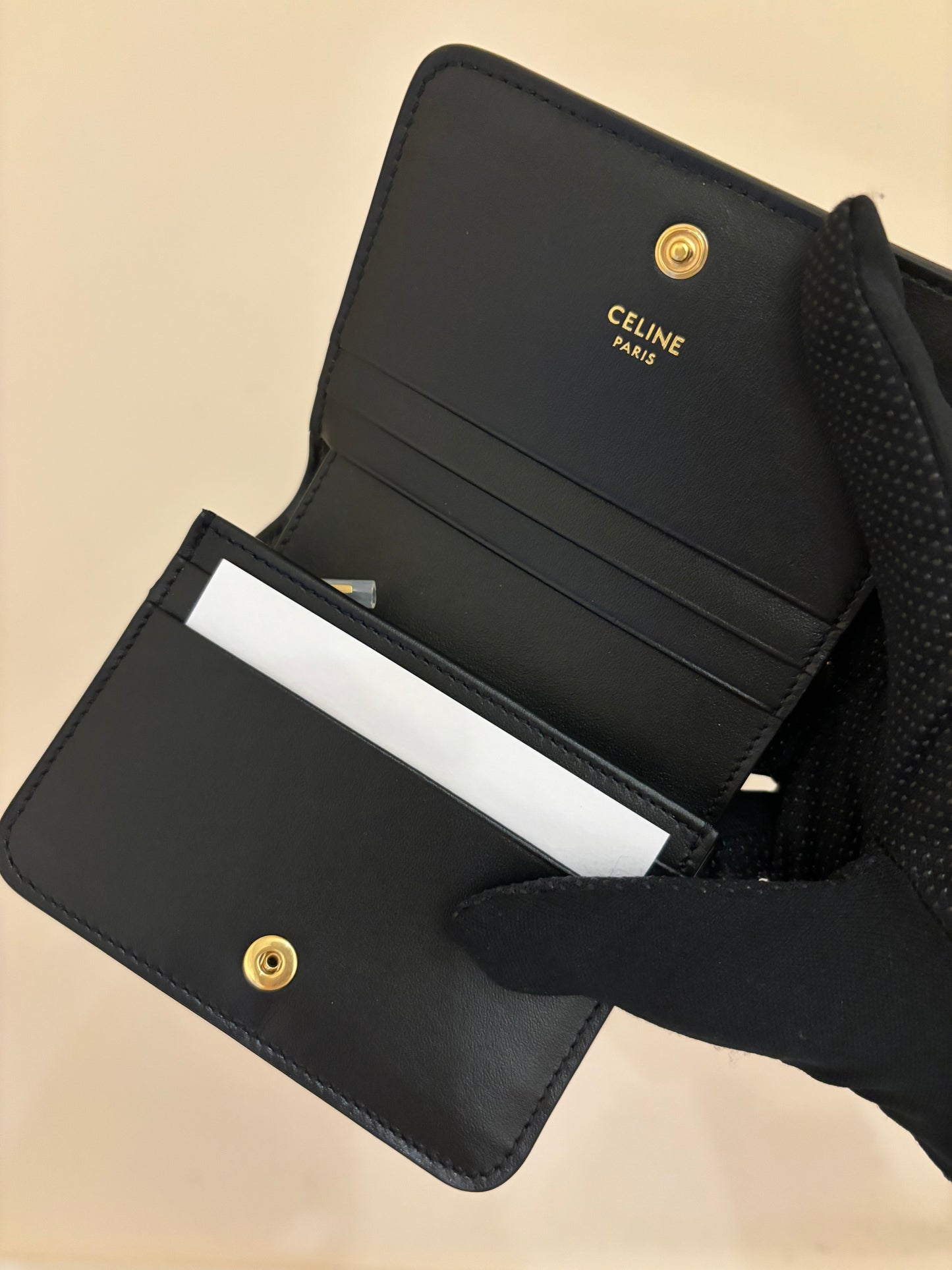 CELINE 亮面牛皮革TRIOMPHE COMPACT銀包
黝黑色