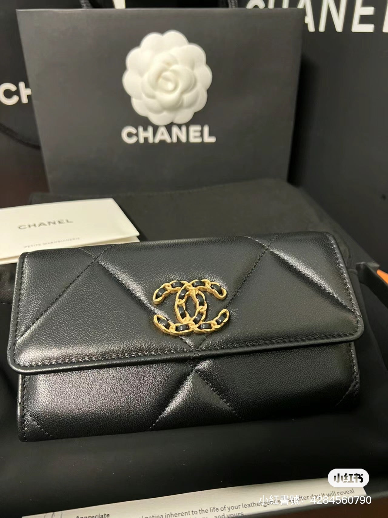 Chanel 19 中夾